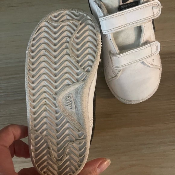 Toddler Nike shoes - Picture 2 of 3